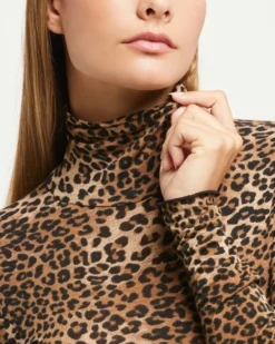 Maglia collo alto in modal cashmere stampa animalier