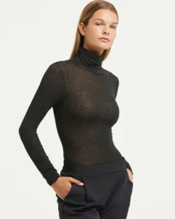 Maglia collo alto in modal cashmere con lamé