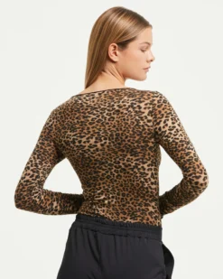 Maglia con scollo a barchetta in modal cashmere stampa animalier