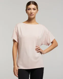 Maglia manica corta scollo barchetta in viscosa sostenibile vestibilità over