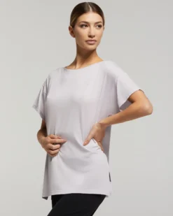 Maglia manica corta scollo barchetta in viscosa sostenibile vestibilità over