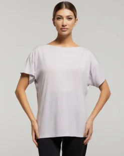 Maglia manica corta scollo barchetta in viscosa sostenibile vestibilità over