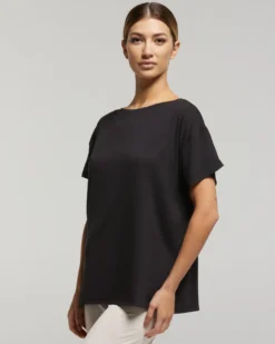 Maglia manica corta scollo barchetta in viscosa sostenibile vestibilità over