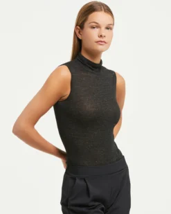 Maglia smanicata collo alto in modal cashmere con lamé