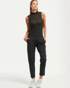 Maglia smanicata collo alto in modal cashmere con lamé