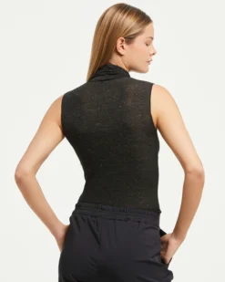 Maglia smanicata collo alto in modal cashmere con lamé
