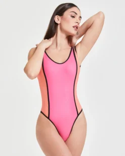 Pompea x Silvian Heach costume intero look sportivo